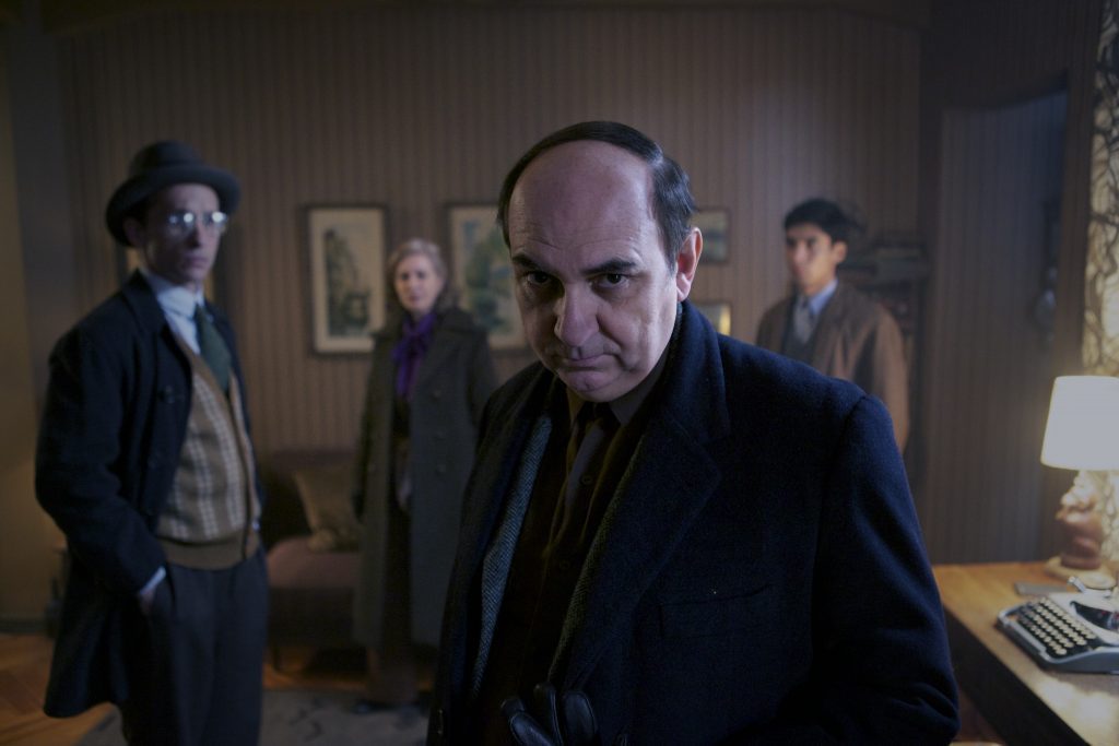El actor Luis Gnecco interpreta al conocido poeta Pablo Neruda en una película mitad real, mitad ficción.