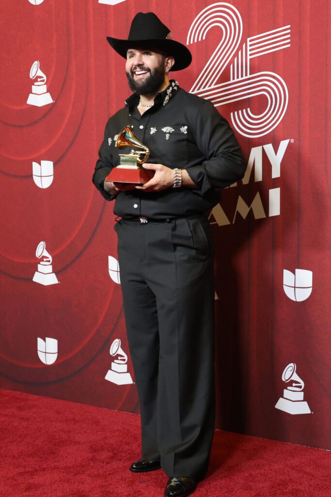 USA8973. MIAMI (FL, EEUU), 14/11/2024.- El cantante mexicano Carin León, posa con su premio en la alfombra roja de la 25 entrega anual de los Premios Latin Grammy, este jueves, en el Kaseya Center de Miami, Florida. EFE/ Octavio Guzmán