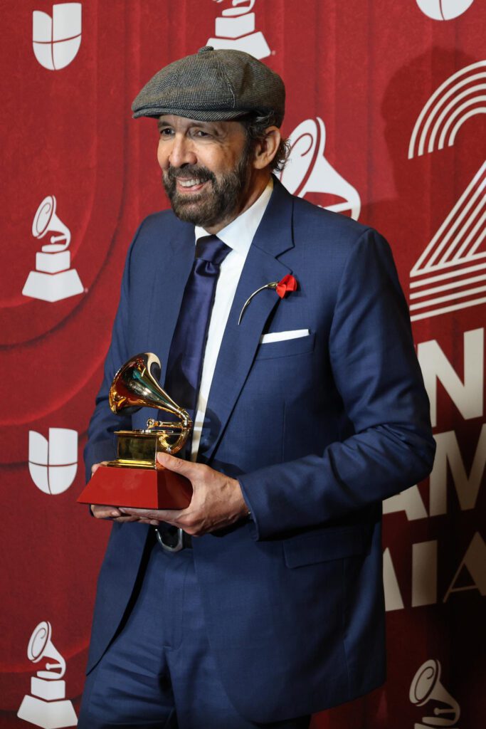 USA8973. MIAMI (FL, EEUU), 14/11/2024.- EL cantante dominicano Juan Luis Guerra , posa con su premio en la alfombra roja de la 25 entrega anual de los Premios Latin Grammy, este jueves, en el Kaseya Center de Miami, Florida. EFE/ Octavio Guzmán