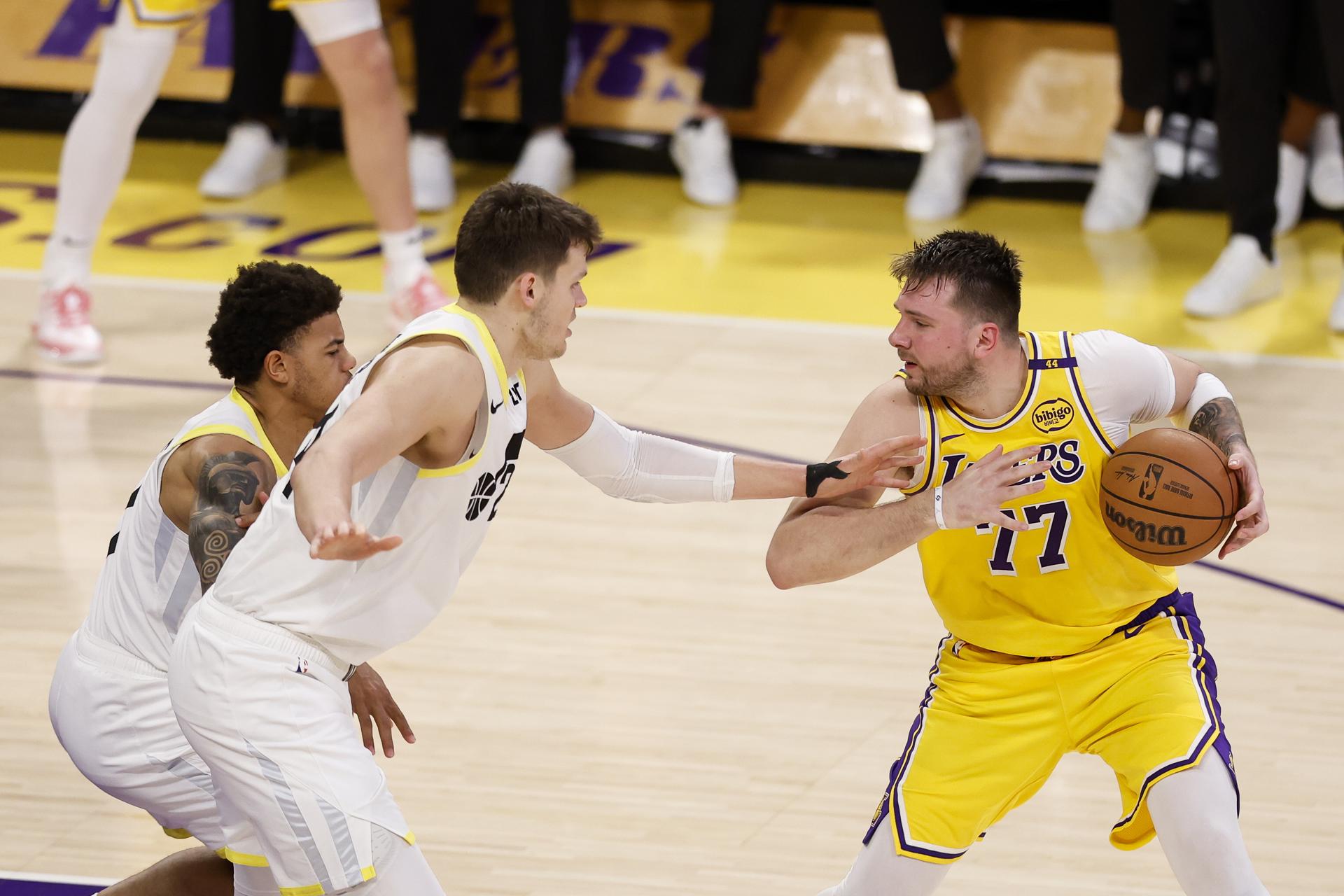 El escolta de Los Angeles Lakers, Luka Doncic (D), protege el balón del pívot de Utah Jazz, Walker Kessler (I), y del escolta de Utah Jazz, Keyonte George (C), durante el tercer cuarto del partido de baloncesto de la NBA entre Utah Jazz y Los Angeles Lakers en Los Ángeles, California, EE. UU., el 10 de febrero de 2025. Baloncesto EFE/EPA/CAROLINE BREHMAN SHUTTERSTOCK FUERA