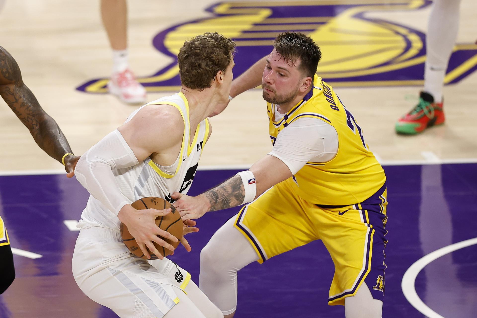 LOS ÁNGELES (Estados Unidos), 11/02/2025.- El escolta de Los Angeles Lakers Luka Doncic (D) alcanza el balón sostenido por el alero de Utah Jazz Lauri Markkanen (I) durante el tercer cuarto del partido de baloncesto de la NBA entre Utah Jazz y Los Angeles Lakers en Los Ángeles, California, EE. UU., el 10 de febrero de 2025. Baloncesto EFE/EPA/CAROLINE BREHMAN SHUTTERSTOCK FUERA