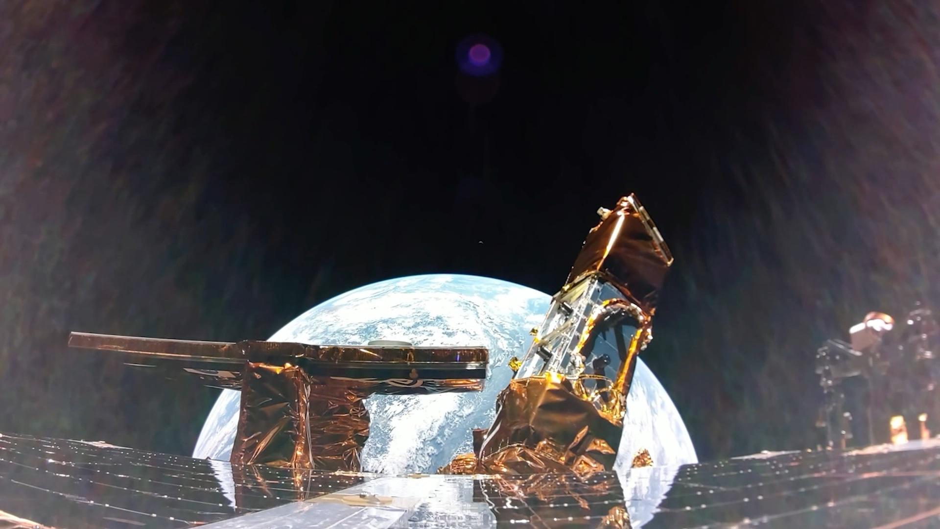 Fotografía cedida por Firefly Aerospace del módulo lunar Blue Ghost con la carga útil LEXI y la antena de banda X mientras captura una foto a la Tierra y la luna al fondo. EFE/ Firefly Aerospace