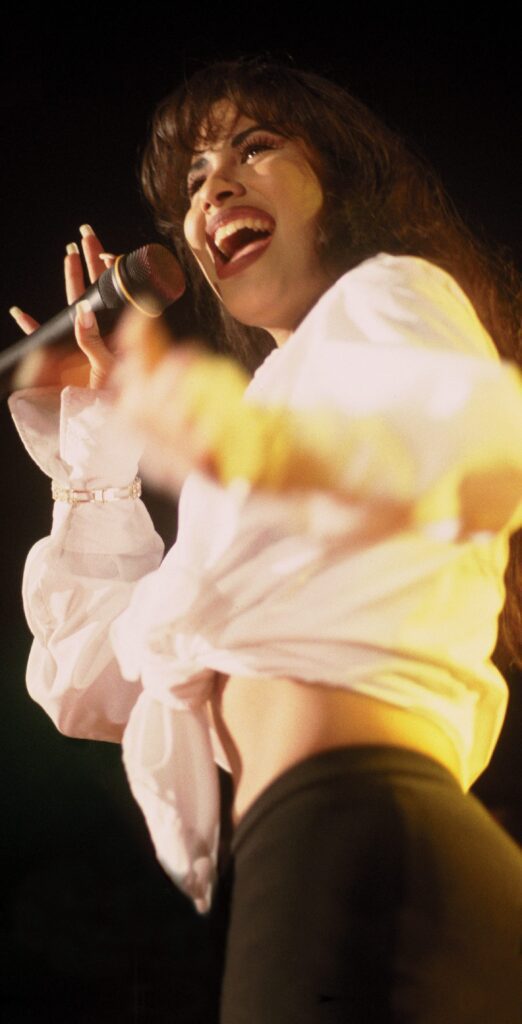 ACOMPAÑA CRÓNICA SELENA QUINTANILLA***AME9093. DALLAS (ESTADOS UNIDOS), 30/03/2020.- Fotografía de archivo sin fecha de la desaparecida artista méxico-americana Selena. En 1989 Selena Quintanilla se convirtió en la primera artista latina en ser la imagen de Coca-Cola. Hoy en día, 25 años después de su muerte, la llamada reina del Tex Mex se ha convertido en una leyenda, cuya iconografía es una poderosa herramienta de marketing y un símbolo de poder entre las latinas. EFE/ ARCHIVO[ACOMPAÑA CRÓNICA***]