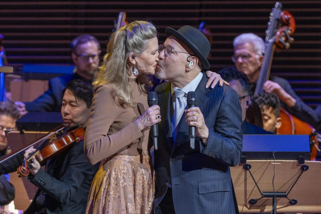 El legendario cantante panameño Rubén Blades (c-d) fue registrado este domingo, 30 de marzo, al besar a su esposa, Luba Mason, durante la presentación de su opera salsa 'Maestra Vida', junto a la Orquesta Filarmónica de Nueva York, en el teatro Lincoln Center de Nueva York (Estados Unidos). EFE/Ángel Colmenares