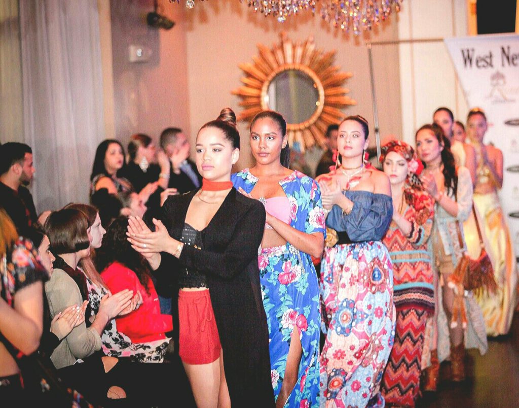 Desfile de las candidatas durante el cierre del desfile de la diseñadora Palenia Pichardo.