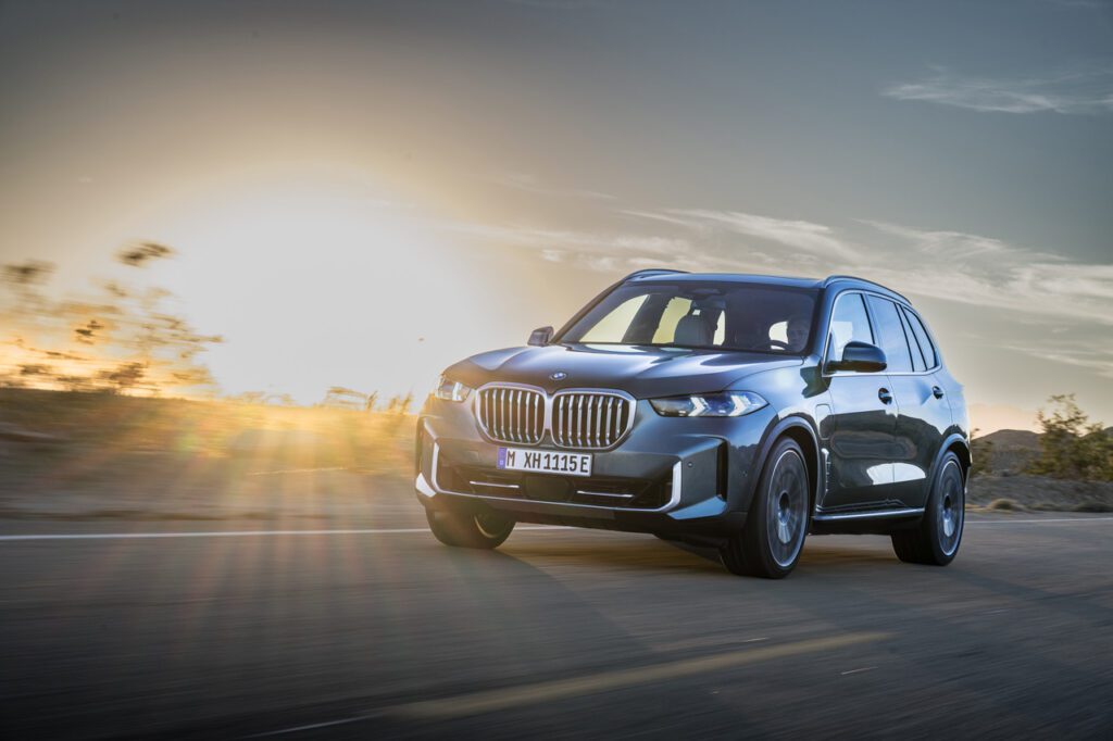 La carga nunca ha sido tan conveniente, con opciones flexibles que aseguran que el BMW X5 xDrive50e esté siempre listo para la aventura.