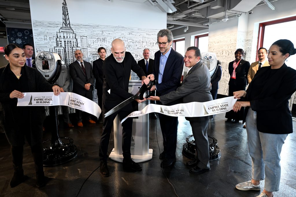  Tom Hennes, Anthony Malkin, y Jean-Yves Ghazi  hacen el corte de cinta The Empire State Building Four-Year Renovation Of The Observatory Experience Reveal ( credit: Getty for Empire Realty Trust)