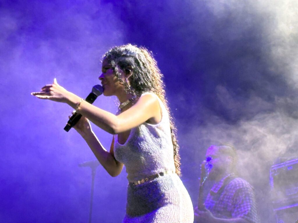 Fotografía del 21 de marzo de 2025 de la vocalista de la banda Chuwi, Lorén Aldarondo, durante un concierto en el Anfiteatro Tito Puente de San Juan (Puerto Rico). EFE/ Esther Alaejos