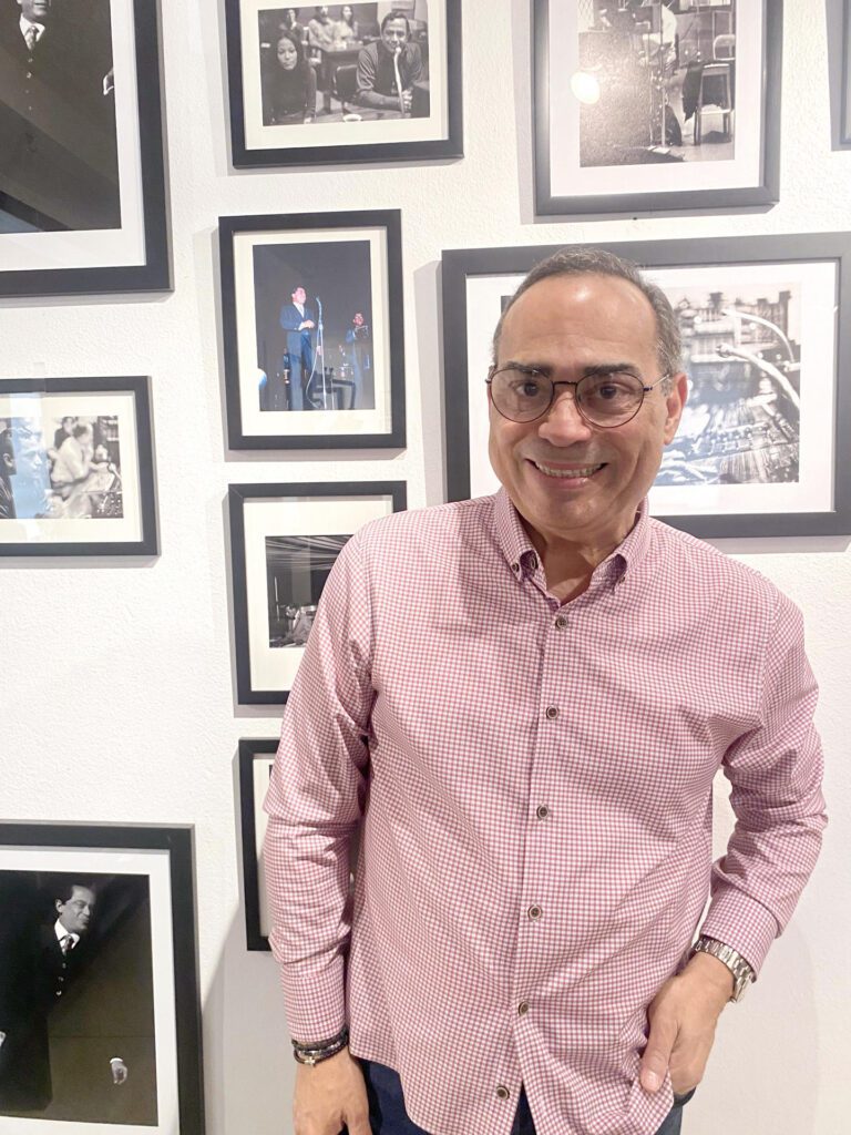 USA9386. SAN JUAN (PUERTO RICO), 21/11/2024.- El salsero puertorriqueño Gilberto Santa Rosa, posa durante una entrevista con EFE, este lunes en su estudio en San Juan (Puerto Rico). El salsero puertorriqueño Gilberto Santa Rosa afirma que busca aportar "algo nuevo y fresco" al género musical de la salsa con su nuevo álbum 'Debut y Segunda Tanda Volumen II', que lanza mañana, viernes, al público. EFE/ Esther Alaejos