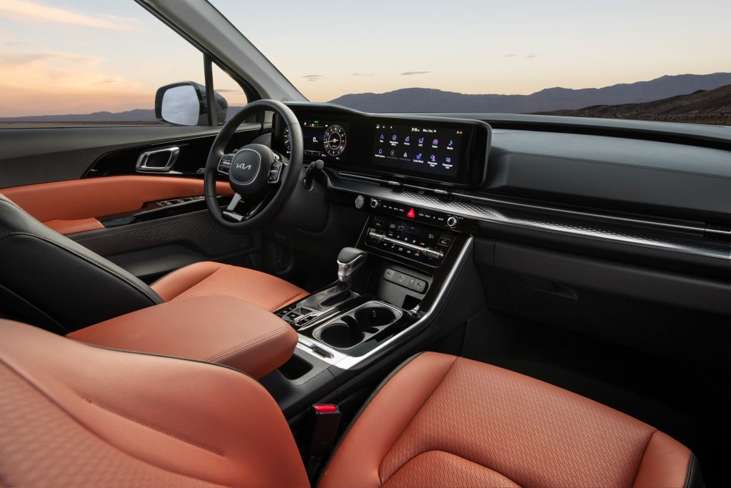 El motor V6 con 290 caballos de fuerza, no es el más rápido del segmento, pero en este segmento lo importante es la comodidad antes que el rendimiento.