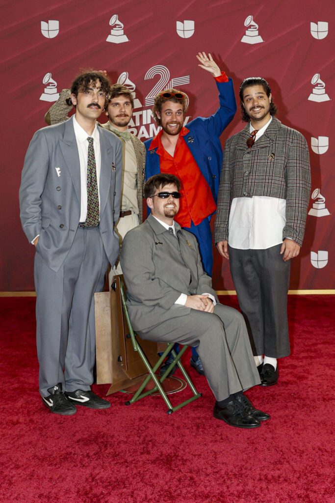 MIAMI (FL, EEUU), 15/11/2024.- Los integrantes del grupo musical brasileño Jovem Dionisio posan en la alfombra roja de la 25 entrega anual de los Premios Latin Grammy celebrados este jueves en el Kaseya Center de Miami, Florida. EFE/Eva Marie Uzcátegui