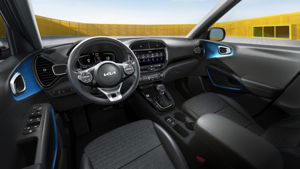 El interior del Kia Soul GT-Line 2023 ofrece una experiencia de conducción premium, con materiales de alta calidad y tecnología avanzad.