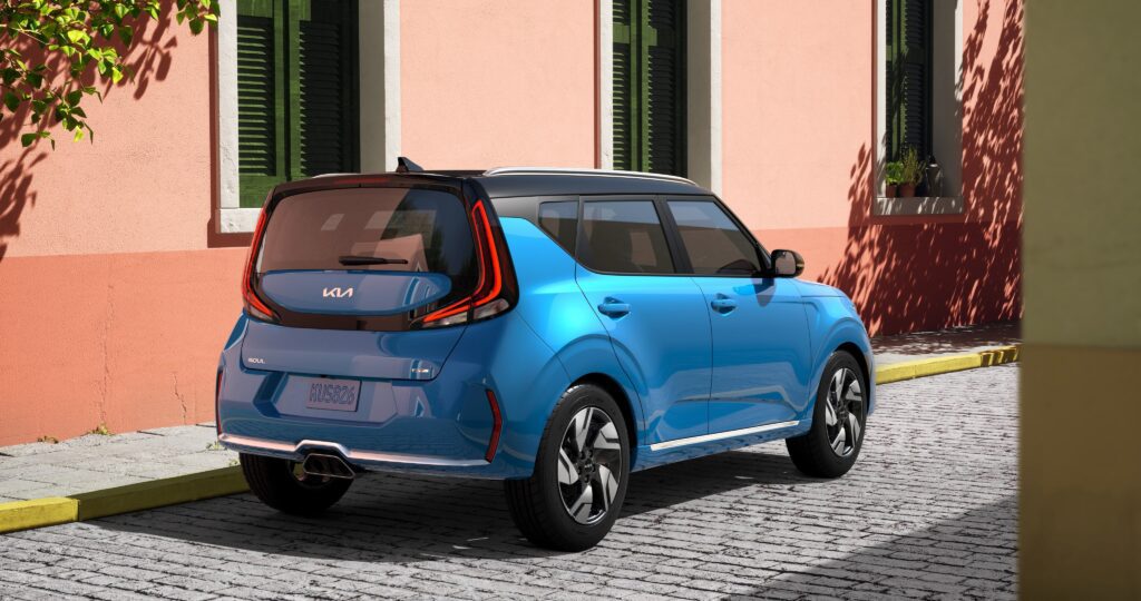 El diseño trasero distintivo del Kia Soul GT-Line 2023 es moderno y deportivo.