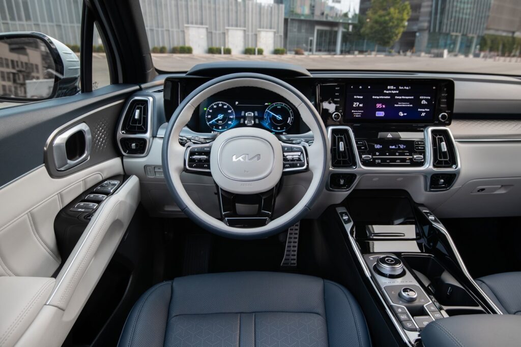 Con su espacioso interior y tecnología avanzada, el Kia Sorento PHEV 2023 se establece como el SUV ideal para el conductor moderno.