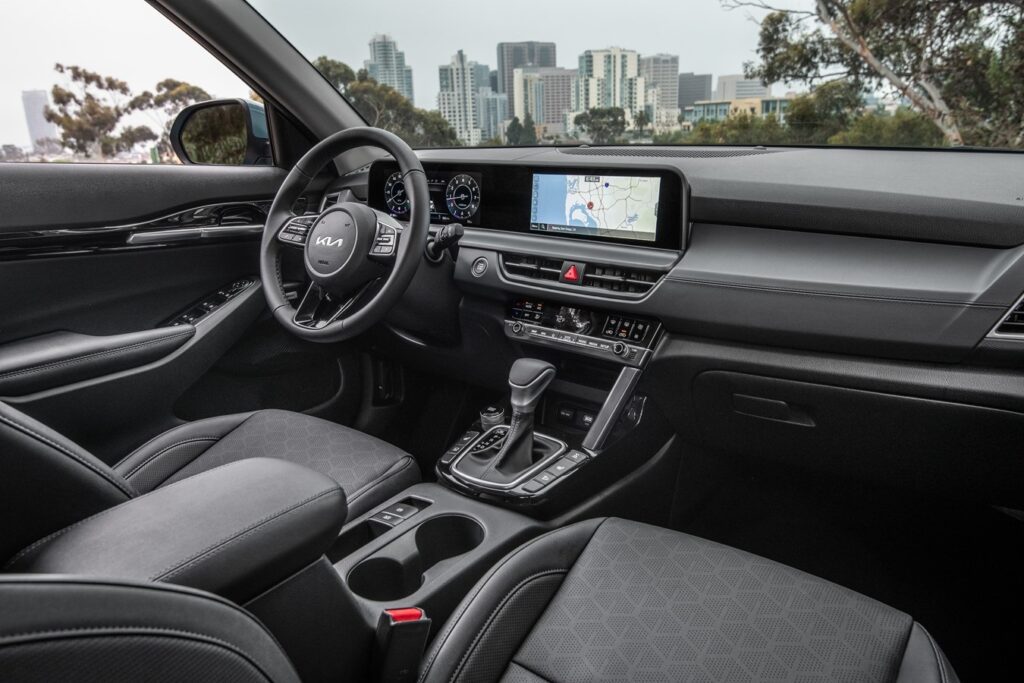 El Seltos 2024 presenta un nuevo y vibrante color Pluton Blue, una pantalla panorámica interior y un rendimiento mejorado, perfecto para todas tus aventuras.