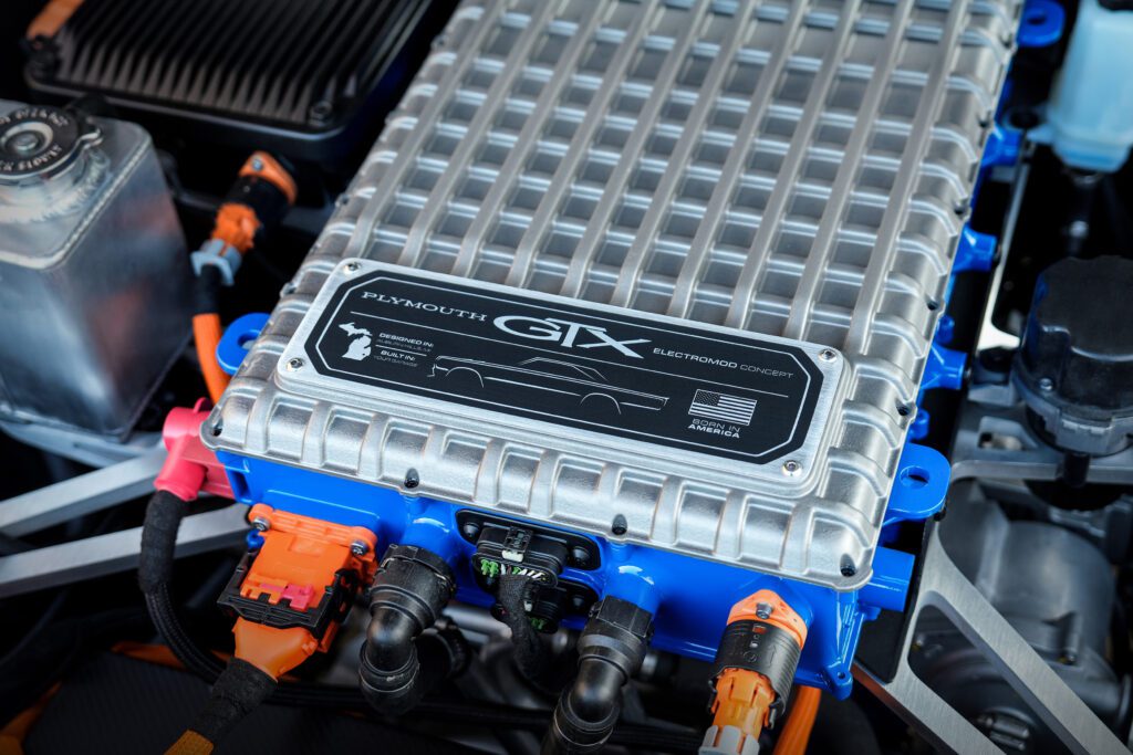 Bajo el capó del Plymouth GTX Electromod Concept, una cubierta de carga diseñada a medida lleva una placa personalizada del vehículo.