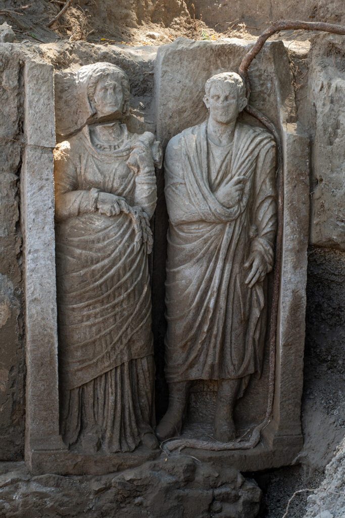 Un relieve funerario que representa a un hombre y una mujer que forma parte de una tumba monumental en una necrópolis de Pompeya fue hallado durante una excavación de un proyecto de investigación de la Universidad de Valencia (España), informó este martes el Parque Arqueológico de esta antigua ciudad romana (sur de Italia). El descubrimiento se hizo mientras arqueólogos excavaban el área como parte del proyecto "Investigando la arqueología de la muerte" de la Universidad de Valencia, bajo dirección científica del profesor Llorenç Alapont.-EFE/Alfio Giannotti (Parque Arqueológico de Pompeya)