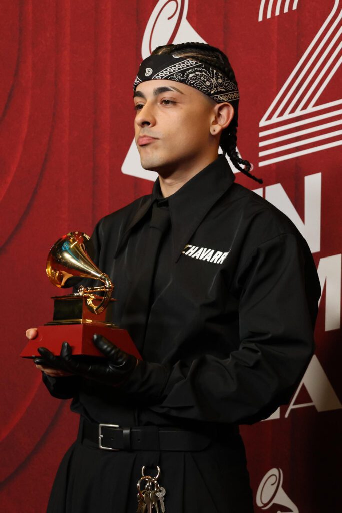 AME7503. MIAMI (ESTADOS UNIDOS), 15/11/2024.- El rapero y cantante argentino Trueno, posa con su premio en la alfombra roja de la 25 entrega anual de los Premios Latin Grammy, este jueves, en el Kaseya Center de Miami, Florida (EE.UU.). EFE/ Octavio Guzmán