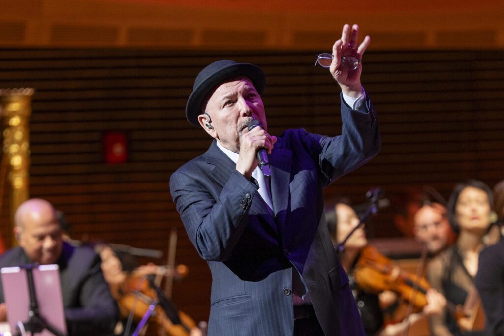 El legendario cantante panameño Rubén Blades fue registrado este domingo, 30 de marzo, durante la presentación de su opera salsa 'Maestra Vida', junto a la Orquesta Filarmónica de Nueva York, en el teatro Lincoln Center de Nueva York (Estados Unidos). EFE/Ángel Colmenares