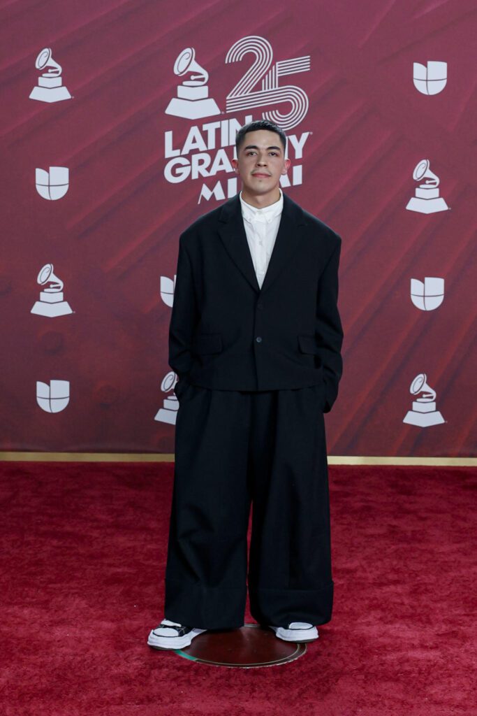MIAMI (FL, EEUU), 15/11/2024.- El compositor y productor musical Taikoposa en la alfombra roja de la 25 entrega anual de los Premios Latin Grammy celebrados este jueves en el Kaseya Center de Miami, Florida. EFE/Eva Marie Uzcátegui
