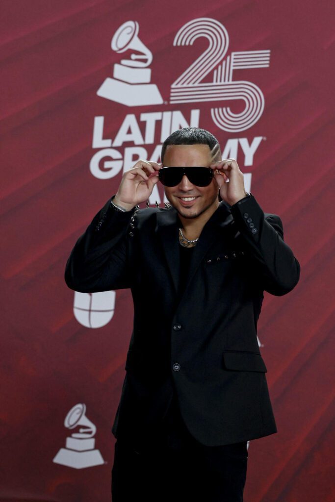 USA8974. MIAMI (ESTADOS UNIDOS), 14/11/2024.- El DJ y productor musical cubano, IAm Chino, posa en la alfombra roja de la 25 entrega anual de los Premios Latin Grammy, este jueves, en el Kaseya Center de Miami, Florida (Estados Unidos). EFE/ Eva Marie Uzcátegui