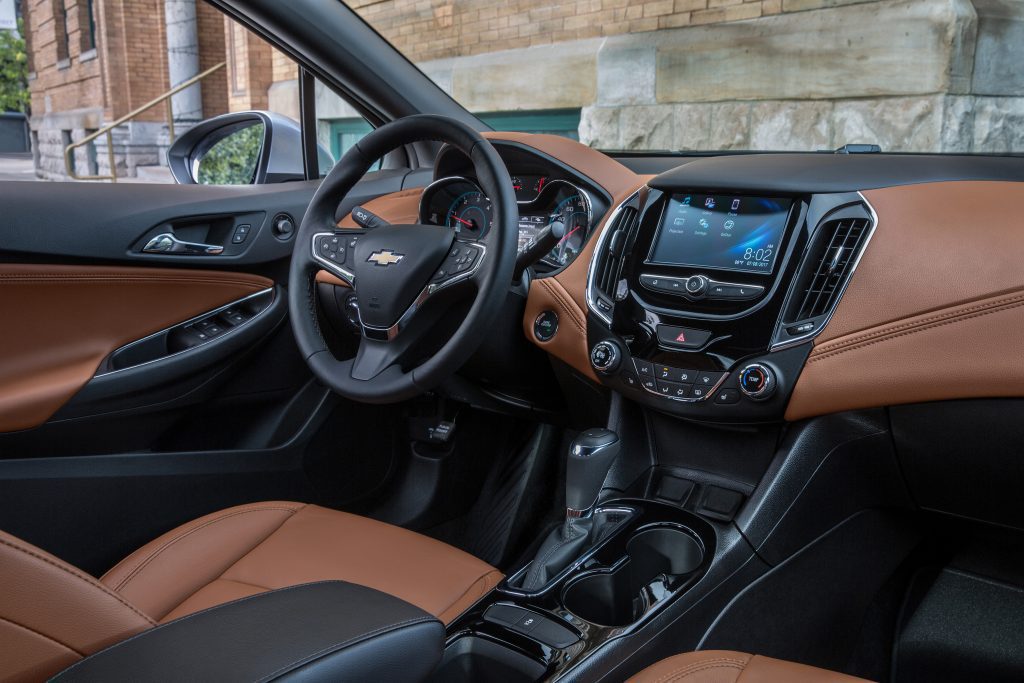Se añadió un puerto USB, sólo para recargar baterías, en la consola central del asiento trasero en todos los modelos LT y en algunos de nivel Premier. (Cortesía Chevrolet)