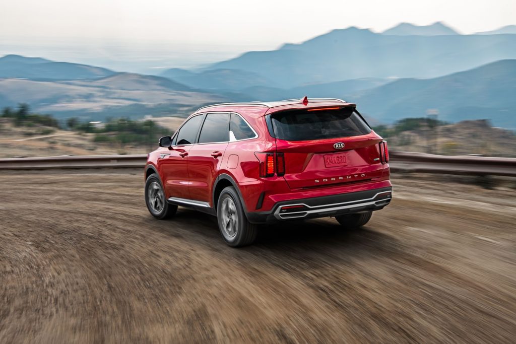El Sorento ofrece un aspecto más elegante y sofisticado. Su cabina es muy espaciosa y hay nuevas tecnologías de conveniencia y seguridad.