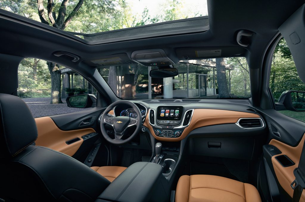 El interior Equinox es atractivo y está bien configurado.  La altura de entrada es lo suficientemente baja para que los pasajeros más pequeños entren con el mínimo esfuerzo, y las puertas son lo suficientemente pequeñas como para abrirse en espacios de estacionamiento estrechos.  