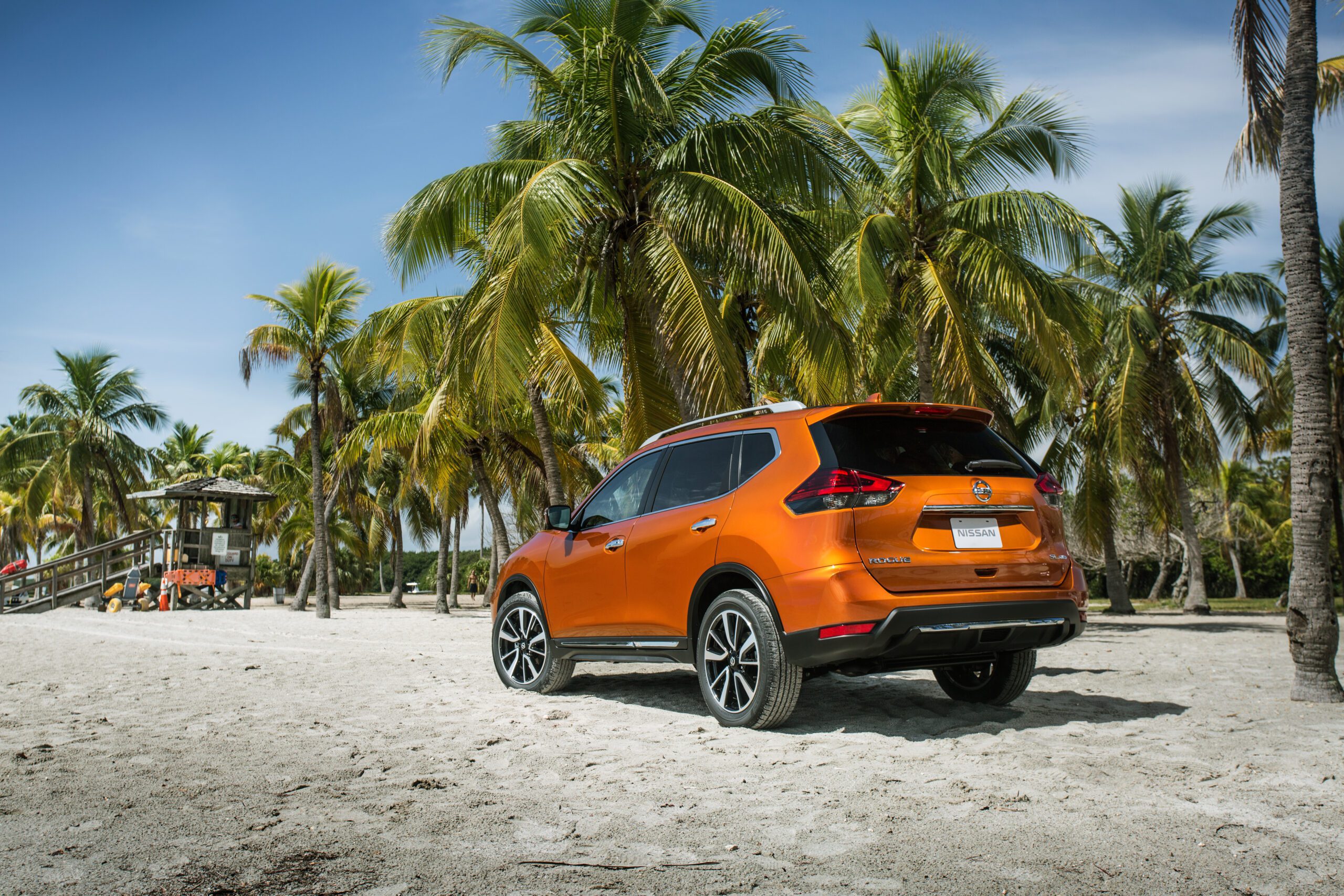 El nuevo exterior cuenta con nuevos ajustes de diseño, lámparas de niebla integradas, y nuevas luces traseras. También hay una nueva puerta trasera activada por movimiento opcional. (Nissan)