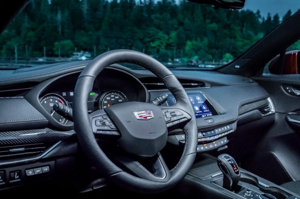 El XT4 pierde la marca en algunas áreas clave. Un motor de baja potencia y un manejo mediocre y aburrido, lo que de otro modo podría ser una experiencia de conducción agradable, ya que en general, es un vehículo confortable y muy cómodo, sobretodo en la ciudad.