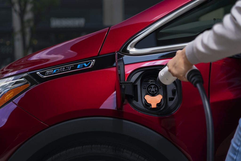 La aplicación móvil myChevrolet con Energy Assist usa información clave como la carga actual del vehículo y donde puedes cargarlo si es necesario.