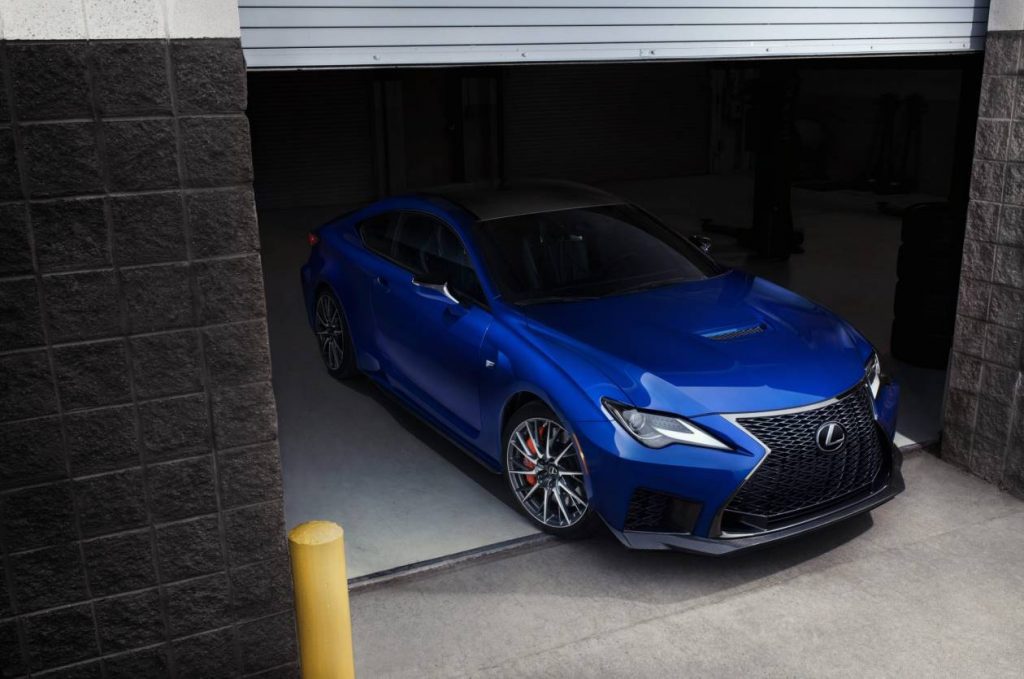  Como todos los Lexus, el RC F tiene un interior de lujo con una sólida construcción. La mayoría de los conductores encontrarán que la posición del asiento es espaciosa, con suficiente capacidad de ajuste para una conducción deportiva y cómoda.