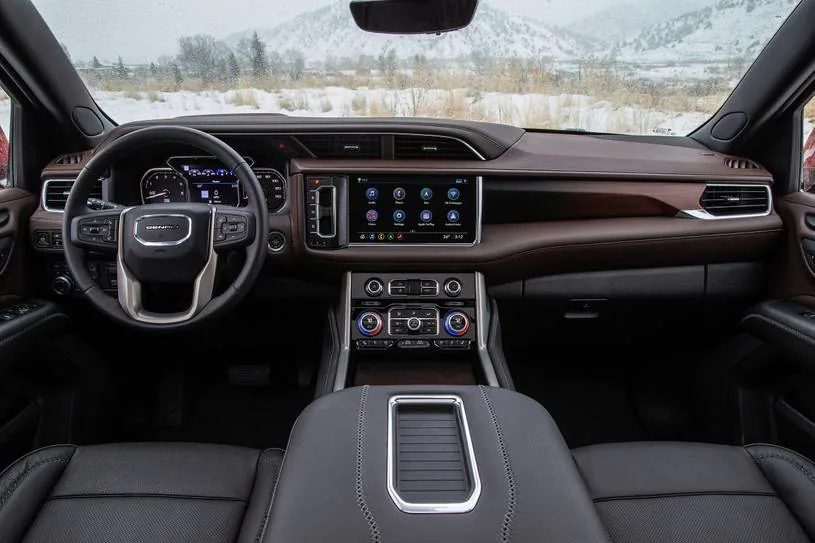 El modelo GMC Yukon 2022 tiene actualizaciones tecnológicas que incluyen un nuevo sistema de infoentretenimiento conectado con Google integrado.  