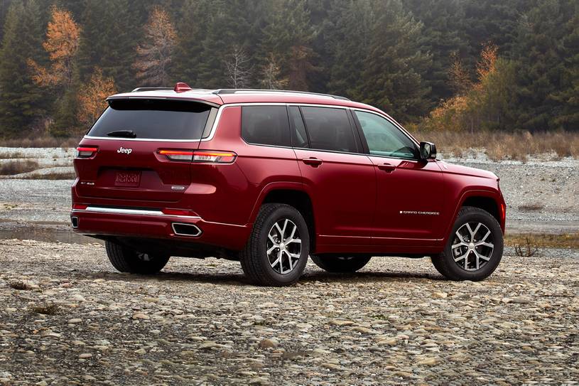 El interior proporciona materiales satisfactorios y un aspecto exclusivo. Hay mucho espacio dentro del Grand Cherokee L. Los asientos del conductor y pasajeros son realmente cómodos para viajes largos.