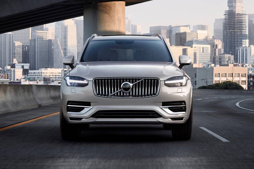El Volvo XC90 ofrece un modo de conducción semi autónomo, que funciona bien en las rutas premarcadas. Es un excelente auto de lujo familiar para el trajín diario. Lo que si recomiendo es que no se olviden que es un auto europeo y requiere siempre sus cuidados extras, para mantenerlo fuera de problemas.