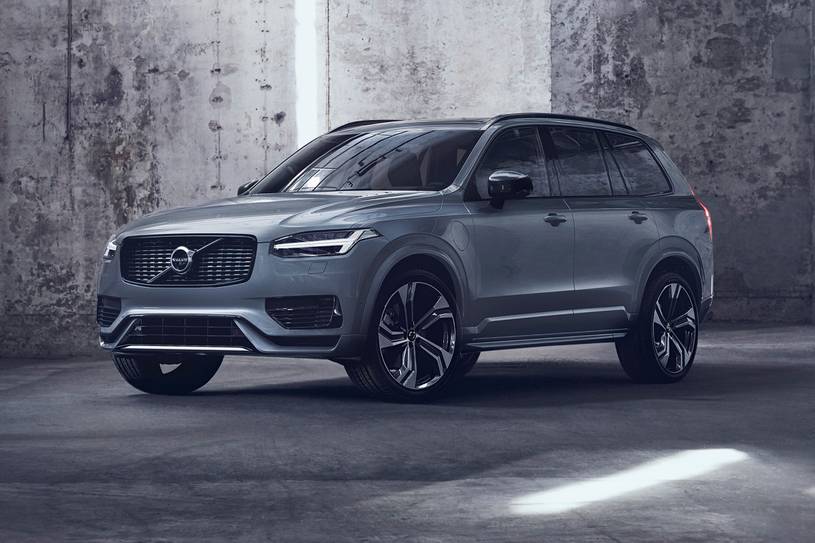 Hay margen de mejora con la pantalla táctil vertical de Volvo. Su interfaz de menú puede ser confusa y algunas tareas que deberían requerir algunos botones o perillas, como el control de clima, deben realizarse en el sistema. Precio: Desde US$ 68.295 el Recharge T8 Inscription