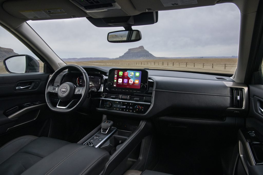 Los cuatro modelos usan un motor V6 de 3.5 litros con 284 caballos de fuerza y 259 libras pie de torque, combinado con una transmisión automática de nueve velocidades. La tracción delantera es estándar y la tracción total es opcional. Los Pathfinders son capaces de remolcar hasta 6,000 libras