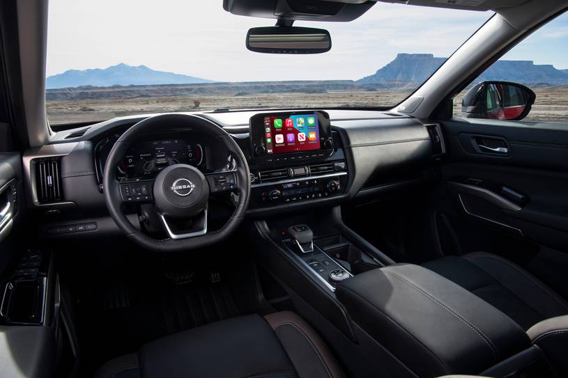 Cada Pathfinder viene con monitor de punto ciego con alerta de tráfico cruzado trasero, mitigación de colisión frontal, frenado automático trasero y advertencia de salida de carril.