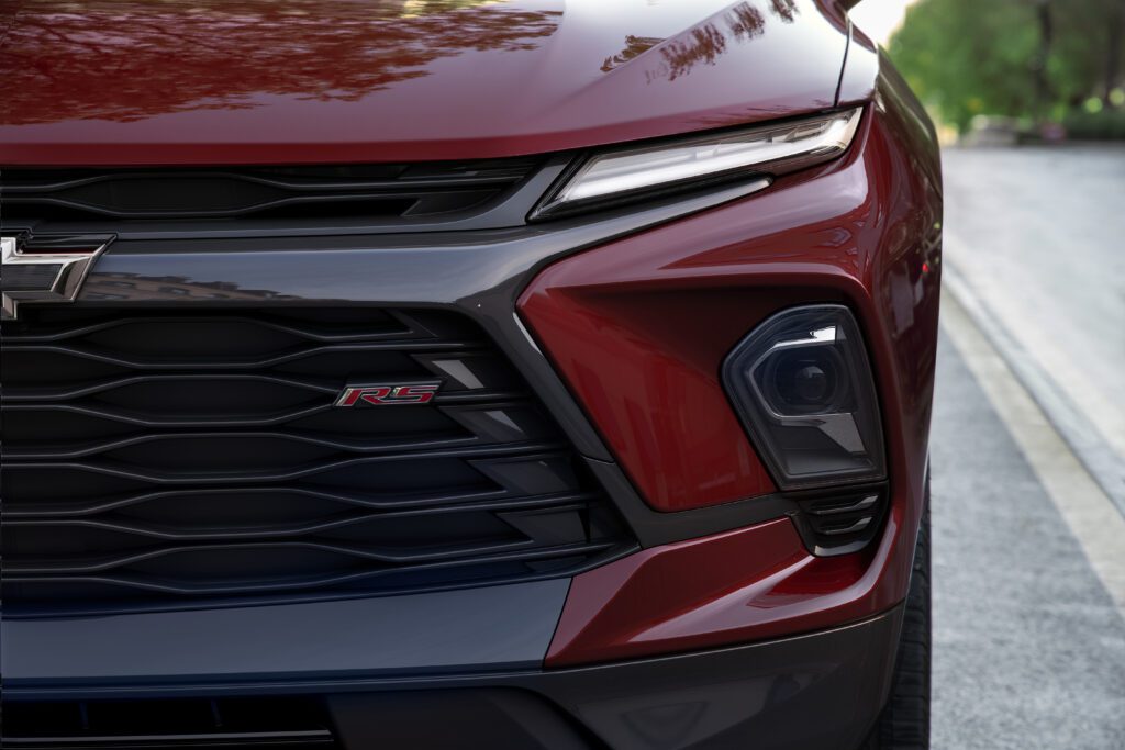 La tecnología de seguridad avanzada del Blazer AWD RS 2023 incluye alerta de punto ciego, alerta de colisión frontal y frenado automático de emergencia para mayor seguridad en la carretera.