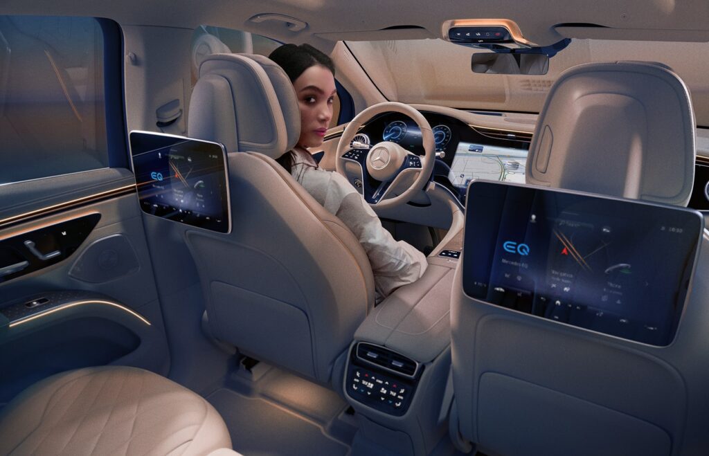 El interior del EQS 450 X4 de Mercedes Benz es una experiencia de conducción de primera clase, con tecnología de última generación y un sistema de sonido premium.