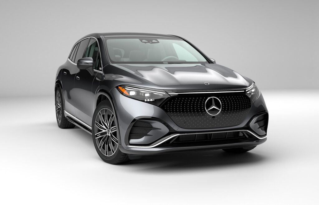 El diseño aerodinámico del EQS 450 X4 de Mercedes Benz es impresionante, con líneas suaves y detalles elegantes.