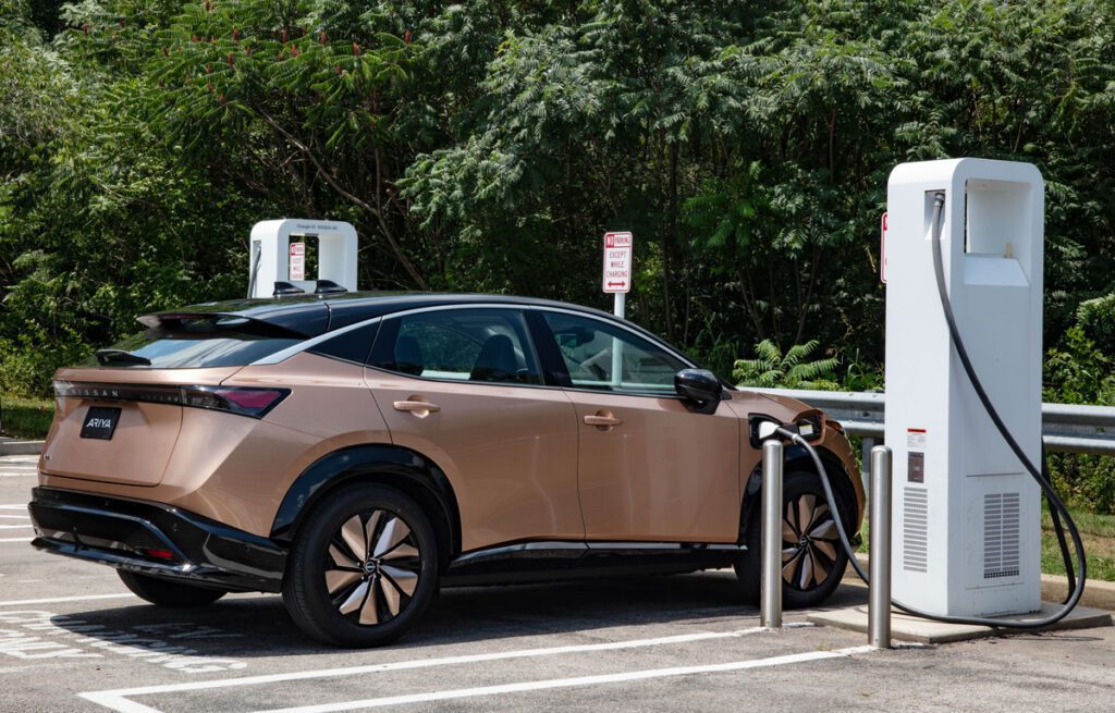 Nissan Ariya 2023: Un cruce eléctrico que redefine la conducción sostenible con estilo y potencia.