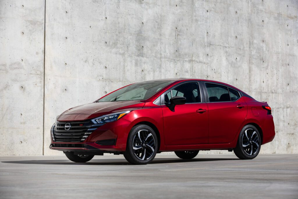 El Nissan Versa SR 2023 es un automóvil elegante, deportivo y tecnológicamente avanzado, que ofrece una conducción segura y confortable, junto con características de alta calidad.