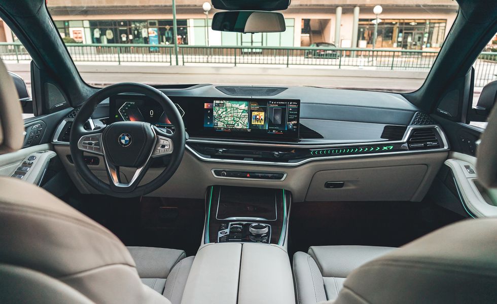 El BMW X7 M60i 2023 combina lujo y tecnología de punta en un paquete impresionante.