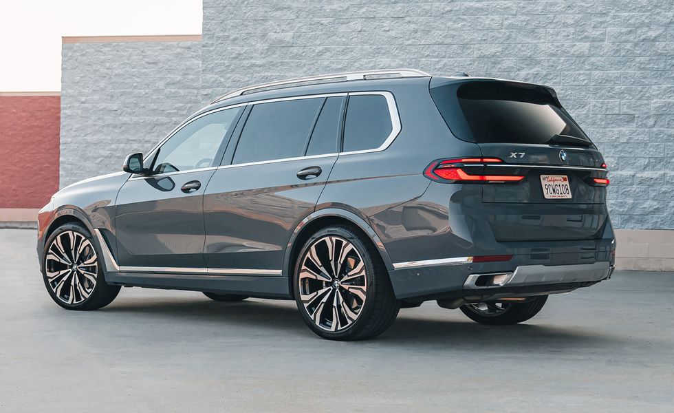 Con su poderoso motor y su diseño opulento, el X7 M60i establece un nuevo estándar en su categoría.