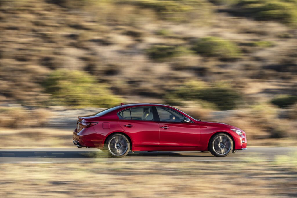 El Infiniti Q50 Sensory AWD 2023 tiene un diseño elegante y deportivo que lo hace destacar en las calles.