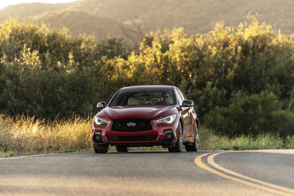El Infiniti Q50 Sensory AWD 2023 cuenta con un motor V6 biturbo de 3.0 litros que produce 400 caballos de fuerza y puede acelerar de 0 a 60 mph en 4.5 segundos.