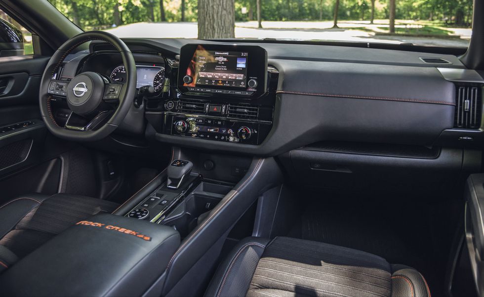 Con un interior espacioso y tecnologías de vanguardia, el Nissan Pathfinder 2024 es el compañero ideal para cualquier viaje, ya sea en la ciudad o fuera de ella.