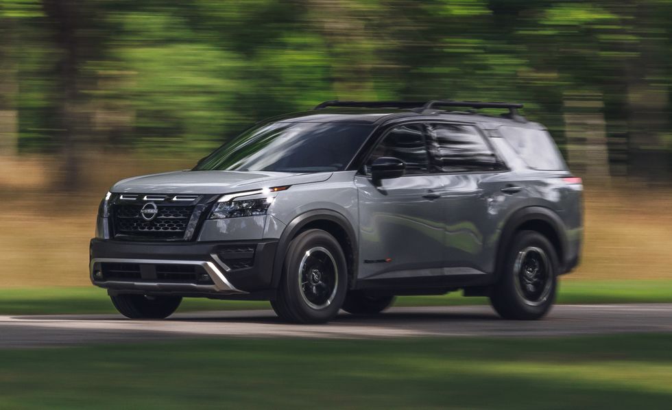 La fusión de lujo y capacidad aventurera define al nuevo Pathfinder Platinum Rock Creek, estableciendo un nuevo estándar en SUVs familiares.