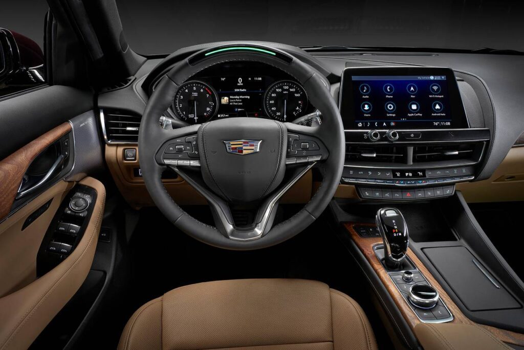 El interior del Cadillac CT5 Premium Luxury AWD w/SC es un espacio lujoso y acogedor, con detalles cuidadosamente seleccionados y materiales de alta calidad.